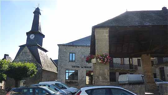 Treignac: Place de la Mairie:  gauche Notre-Dame de la Paix, au centre l'Htel de Ville et  droite la Halle