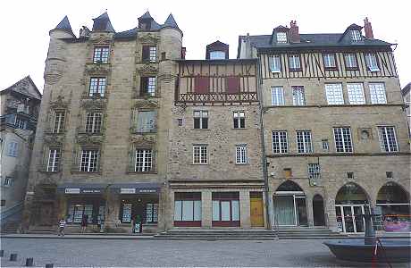 Maisons anciennes  Tulle sur la place Gambetta,  gauche la Maison Loyac