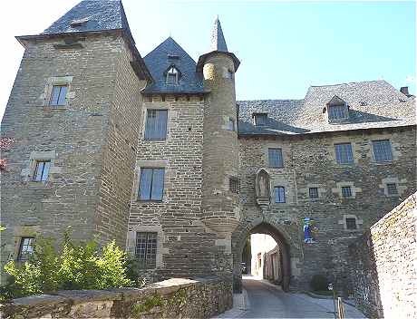 Porte et chteau Bcharie  Uzerche