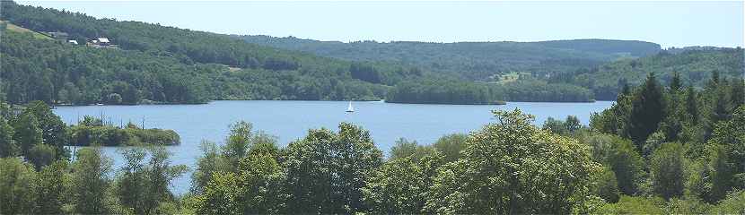 Panorama sur une partie du lac de Vassivire