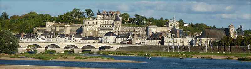 Amboise, la Loire et le château (assise médiévale et château Renaissance)