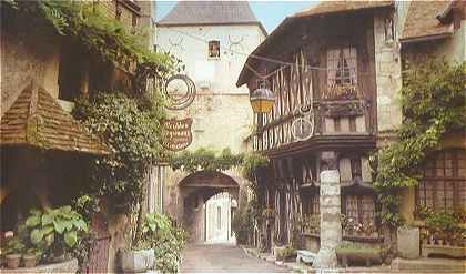 Bourbon-Lancy: Tour et rue de l'Horloge et maisons mdivales