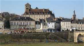 Decize: panorama sur la ville avec l'église Saint Aré et la Tour Guy Coquille