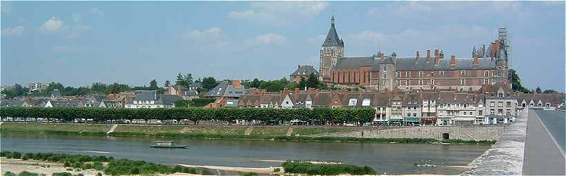 Le chteau de Gien surplombant la Loire