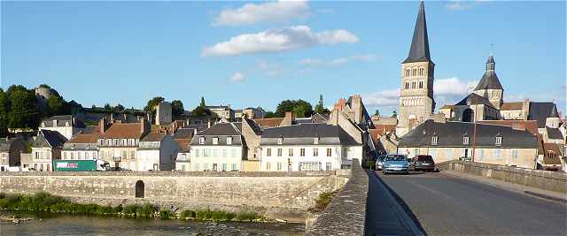 La Charité sur Loire avec les fortifications à gauche et l'Abbaye Sainte Croix à droite