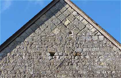 Transept de l'glise Saint Laurent de Langeais: haut du pignon rticul