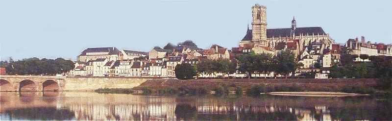 Nevers, le Pont sur la Loire et la cathdrale Saint Cyr et Sainte Julitte