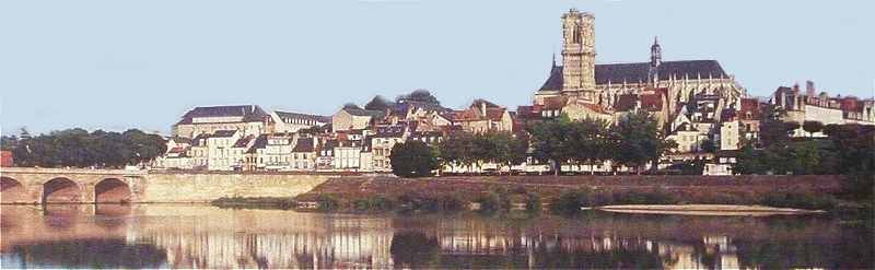 Nevers, le Pont sur la Loire et la cathdrale Saint Cyr et Sainte Julitte