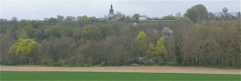 La valle de la Braye domine par le village de Rahay