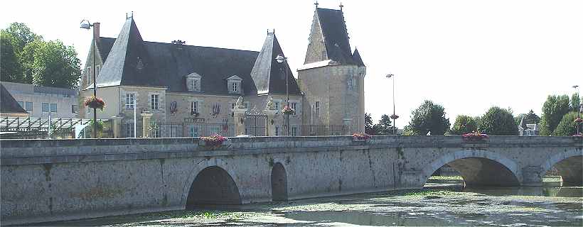 La Flèche : Château des Carmes et Mairie au-dessus du Loir