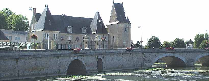 La Flche : Chteau des Carmes et Mairie au-dessus du Loir