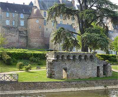 L'enceinte Mdivale, prs de la Sarthe, en avant de l'enceinte Gallo-Romaine