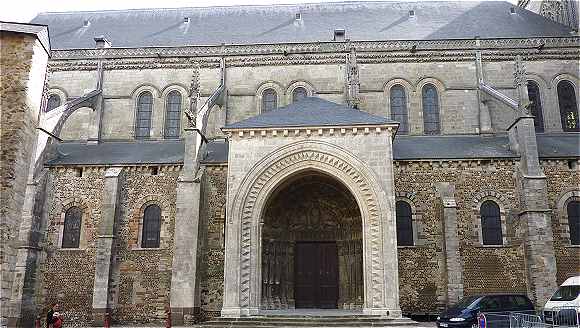 Cathdrale Saint Julien: Portail Sud et bas-cts