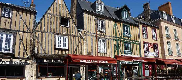 Maisons anciennes Place Saint Pierre