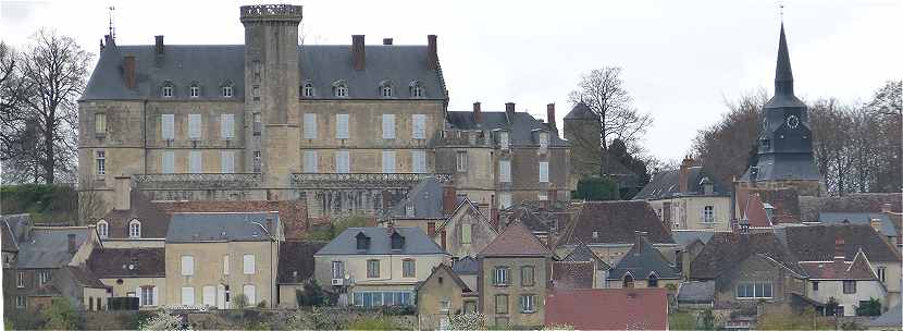 Le chteau de Montmirail,  droite l'glise du village