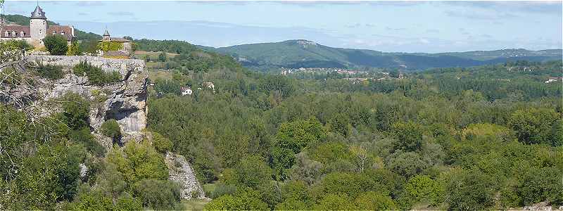 Chteau de Belcastel au-dessus de la valle de la Dordogne