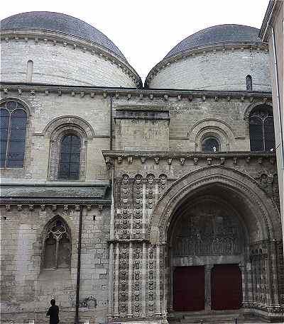 Coupoles au-dessus de la nef et portail Nord de la cathdrale Saint Etienne de Cahors