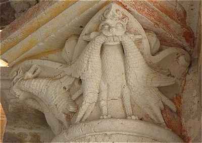 Sculpture d'un chapiteau du narthex de la Tour-Porche: lion tenant des proies