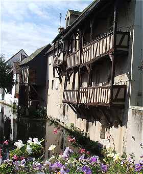 Maisons anciennes au bord de l'eau  Montargis