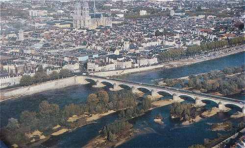 Panorama sur la Loire  Orlans, au fond la cathdrale Sainte-Croix