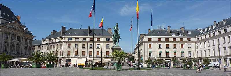 Orlans: la Place du Martroi avec la statue questre de Jeanne d'Arc