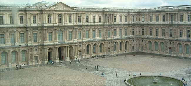 Le Louvre: Cour Carre, aile Est ( gauche) avec le Pavillon Saint Germain l'Auxerrois, et aile Sud-Est ( droite)