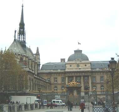 Le Palais de Justice: la cour du Mai,  gauche la Sainte Chapelle