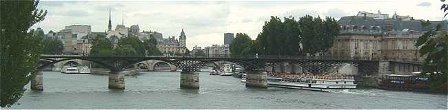 Le Pont des Arts, vu du Pont du Carroussel, au fond l'le de la Cit