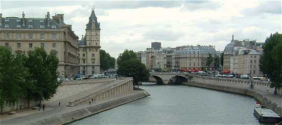 Le Quai des Orfvres, la Seine et au fond la place Saint Michel