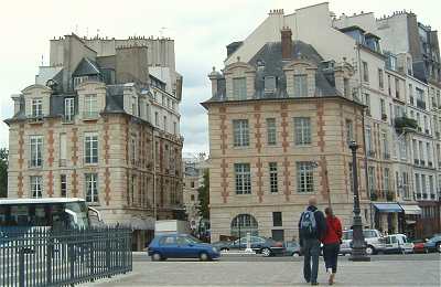Accés à la Place Dauphine par le Pont Neuf