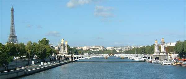 La%20Tour%20Eiffel%20et%20le%20Pont%20Alexandre%20III,%20au%20centre%20et%20dans%20le%20fond,%20le%20Palais%20de%20Chaillot