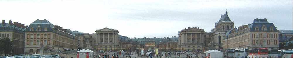 Vue de la faade Est du Palais de Versailles avec la Cour d'Honneur