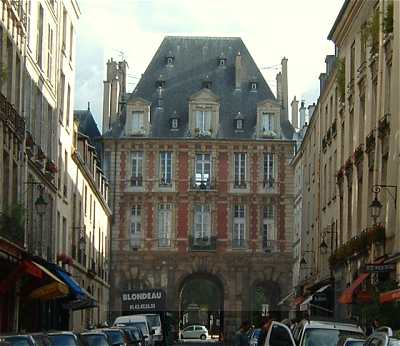 Le Pavillon du Roi au fond de la rue de Birague