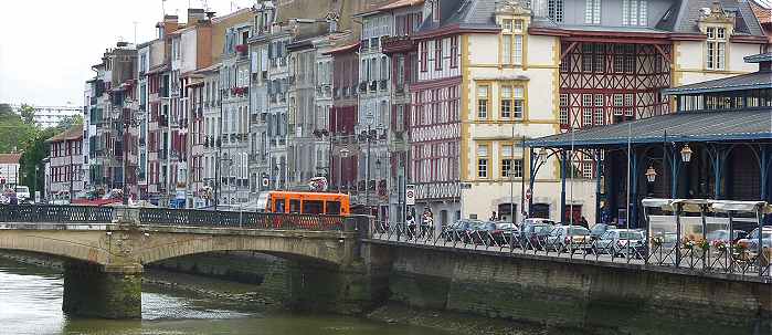 Bayonne: maisons anciennes le long de la Nive