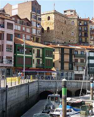 Tour Ertzilla au dessus du port  Bermeo