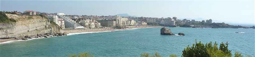 Panorama sur Biarritz: la Plage Miramar et la Grande Plage avec l'Hotel du Palais, le Casino Municipal et le promontoire de Bellevue