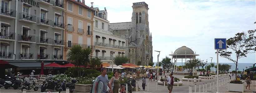 Biarritz: Place et glise Sainte Eugnie