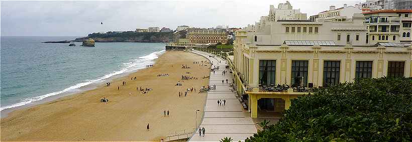 Biarritz:  partir de la Place Bellevue, vue sur la Grande Plage avec le Casino, l'Htel du Palais et la Pointe Saint Martin