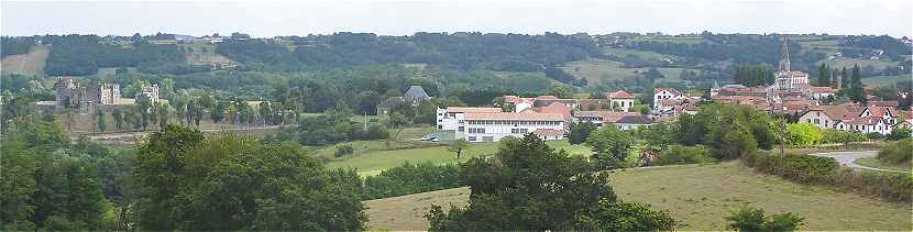 Panorama sur Bidache avec  gauche le chteau des ducs de Gramont