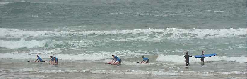 Surfeurs  l'entrainement sur la plage de Bidart