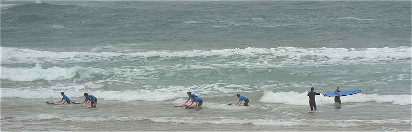 Surfeurs  l'entrainement sur la plage de Bidart