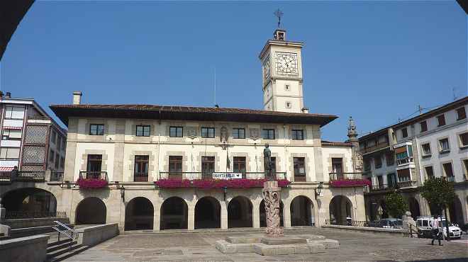 Plaza de los Fueros, statue de Don Tello, Htel de Ville (Ayuntamiento) et Muse de la Paix de Gernika-Lumo