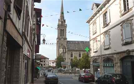 L'glise du village d'Ascain