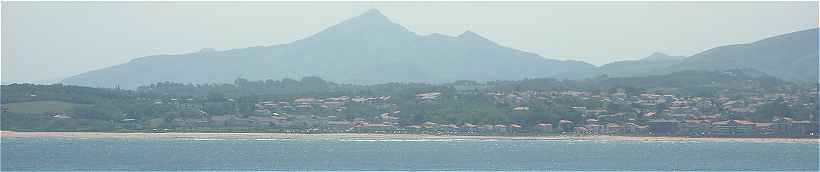 Panorama sur Hendaye  partir de Fontarabie, en arrire-plan la Rhune