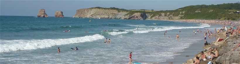 Plage d'Hendaye: partie Nord avec  gauche les rochers des Deux-Jumeaux