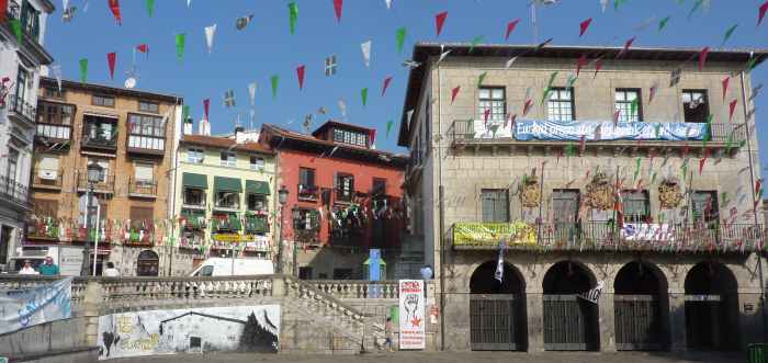 Maisons du centre de Lekeitio un jour de fte