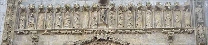 Statues de la façade de la Basilique de Notre-Dame de l'Assomption à Lekeitio