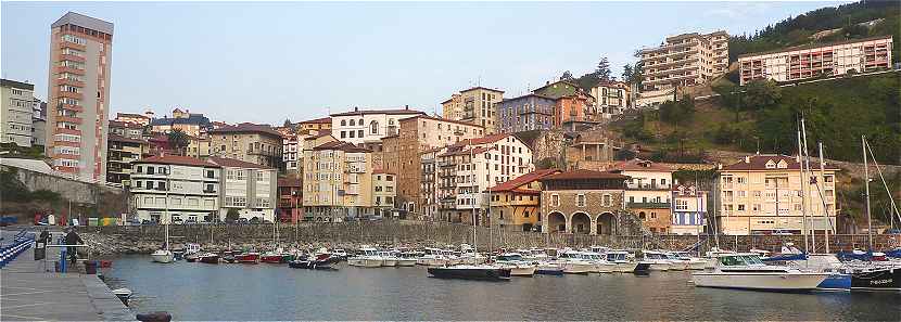 Panorama sur le port et la partie basse de Mutriku