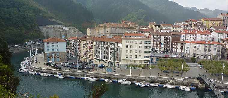 Panorama sur Ondarroa entour par le rio Artibai, au centre l'glise Santa Maria