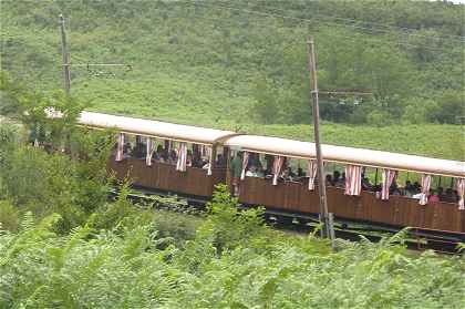 Le  train  crmaillre qui monte  la Rhune